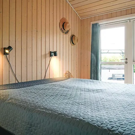 8 Person In Nexo-by Traum Neksø